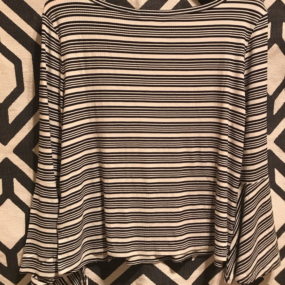 NWT BB Dakota Bell Sleeve Top - Picture 3 of 7